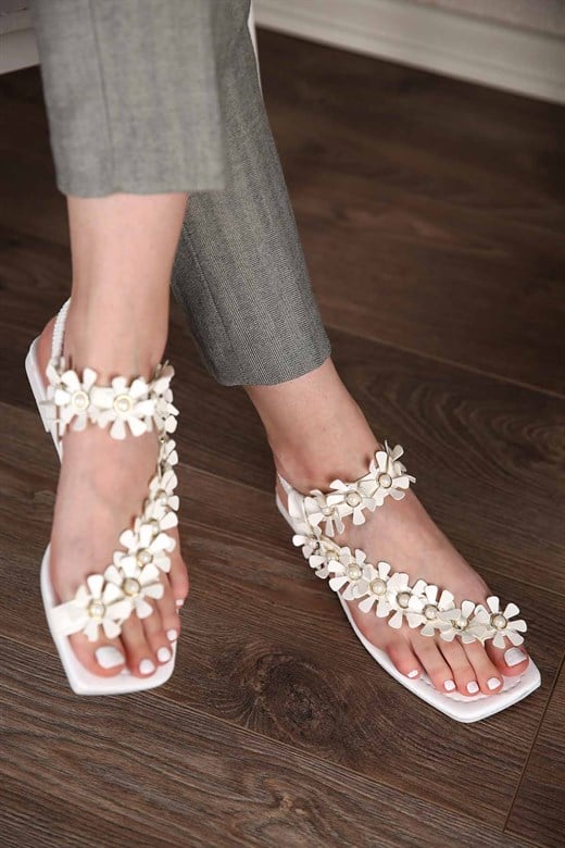 Kadın Baş Parmak Arası İnci Çiçekli Sandalet BEYAZ