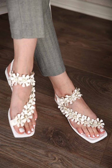 Kadın Baş Parmak Arası İnci Çiçekli Sandalet BEYAZ